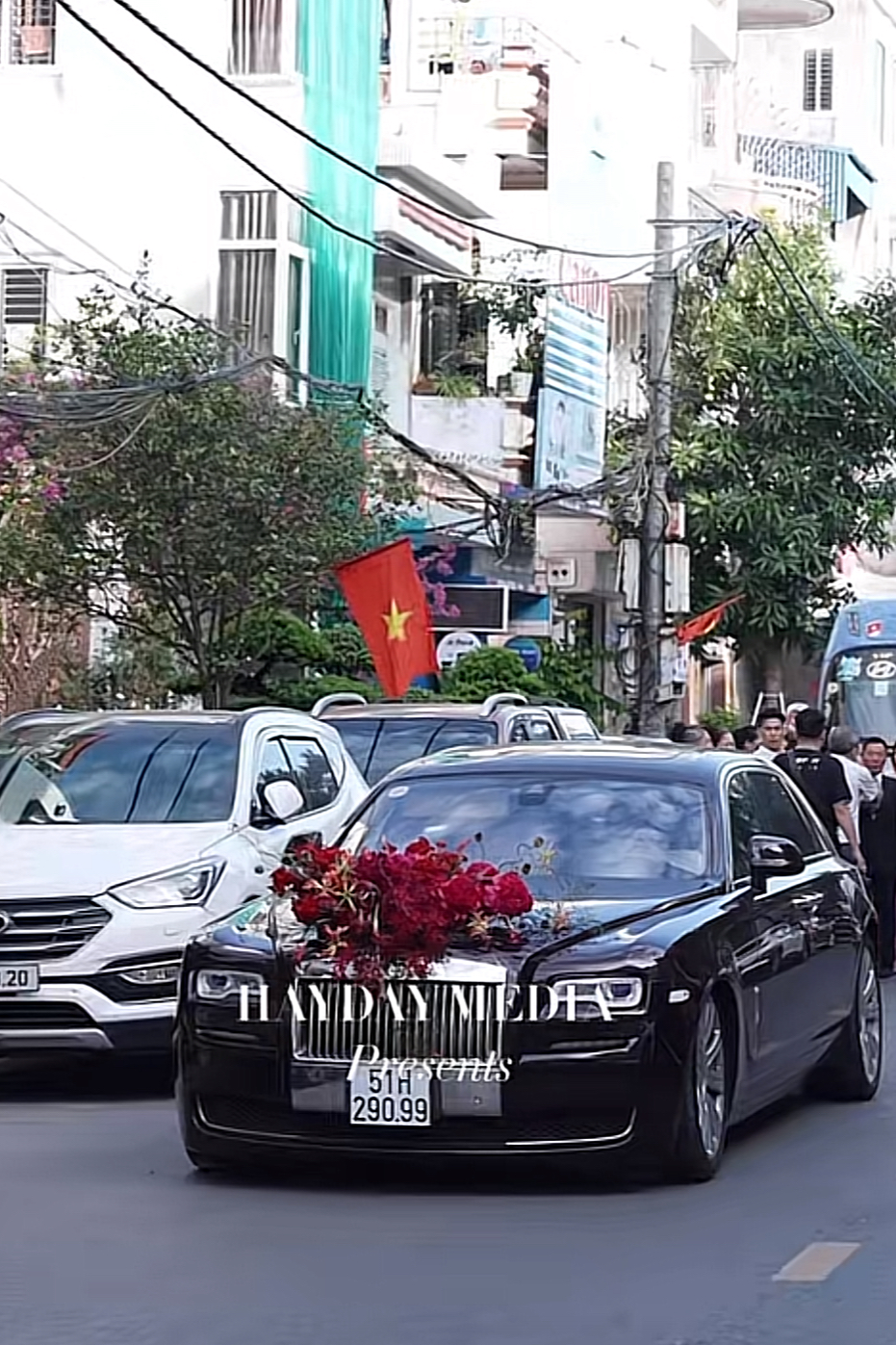Văn Thanh rước &ldquo;chị đẹp gymer&rdquo; B&iacute;ch Hạnh về dinh bằng Rolls-Royce bạc tỷ, c&ocirc; d&acirc;u xinh kh&ocirc;ng điểm ch&ecirc;- Ảnh 1.