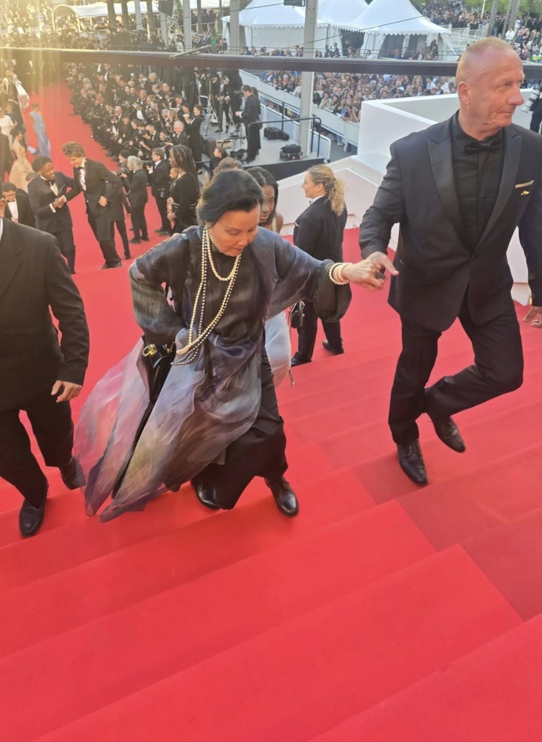 Tuyệt sắc giai nh&acirc;n Việt tỏa s&aacute;ng với &aacute;o d&agrave;i tr&ecirc;n thảm đỏ Cannes 2026, diễn xuất đỉnh cao được Hollywood vinh danh- Ảnh 2.