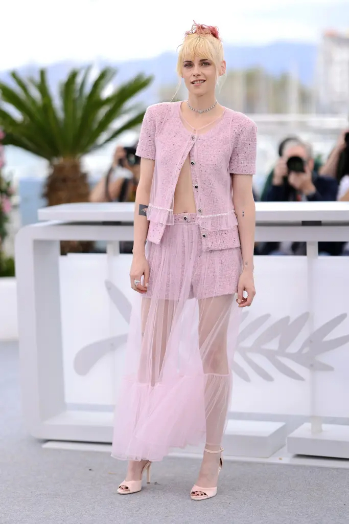 1 mỹ nh&acirc;n diện chiếc v&aacute;y trong suốt hở da thịt, c&ocirc;ng khai th&aacute;ch thức quy định của Cannes?- Ảnh 4.