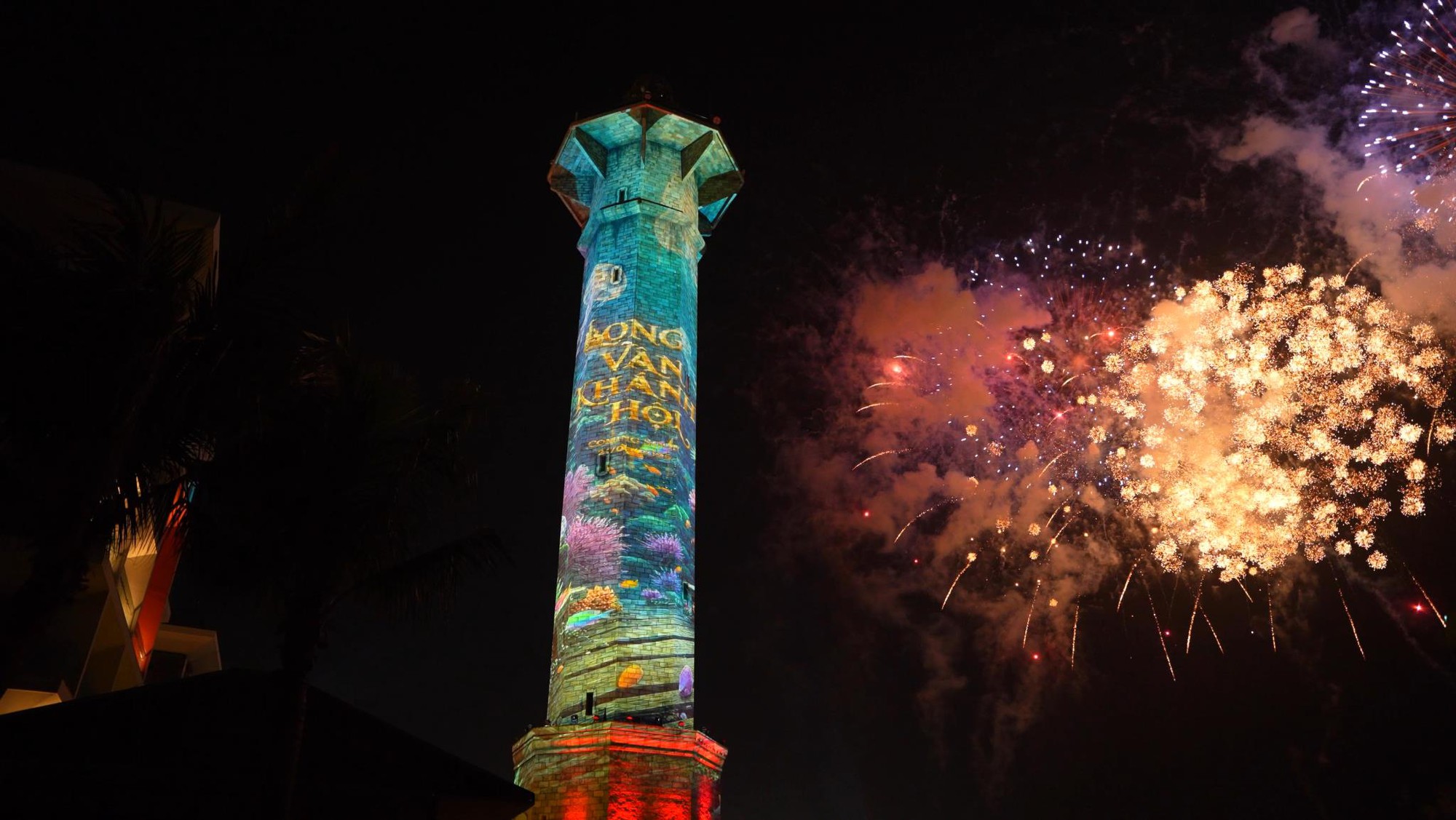 3D Mapping &ldquo;Long V&acirc;n Kh&aacute;nh Hội&rdquo; ra mắt tại VUI-Fest Ha Long, mở m&agrave;n đại tiệc giải tr&iacute; đ&ecirc;m b&ecirc;n vịnh di sản - Ảnh 1.