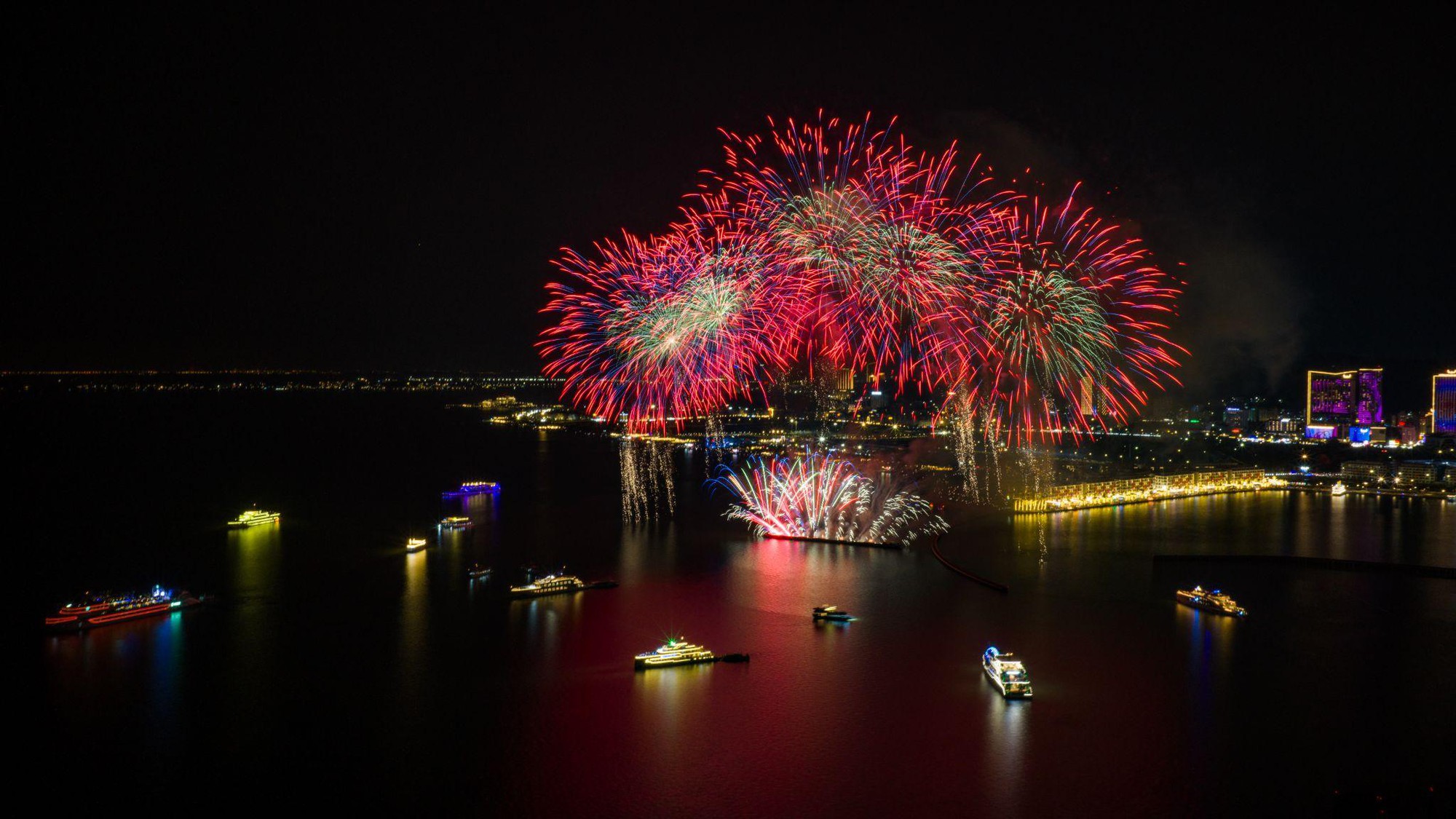 3D Mapping &ldquo;Long V&acirc;n Kh&aacute;nh Hội&rdquo; ra mắt tại VUI-Fest Ha Long, mở m&agrave;n đại tiệc giải tr&iacute; đ&ecirc;m b&ecirc;n vịnh di sản - Ảnh 3.