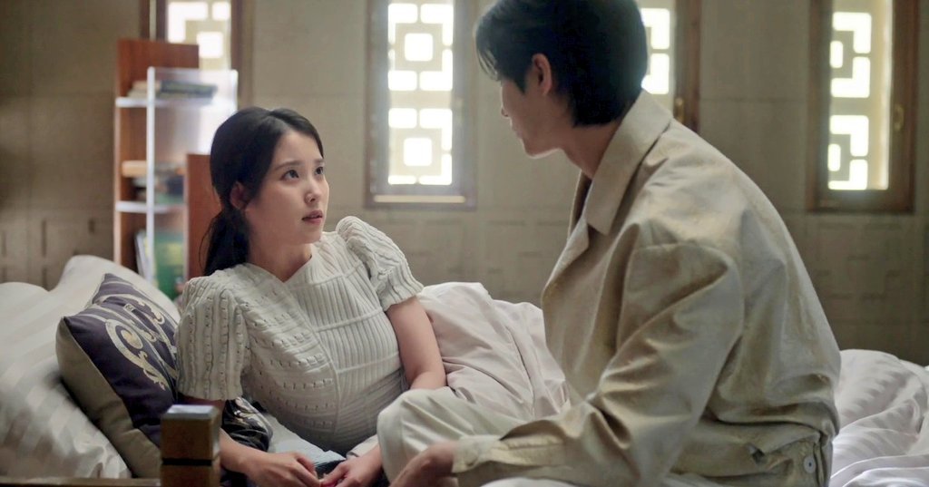 Perfect Crown tập cuối: IU - Byeon Woo Seok c&oacute; m&agrave;n lật mặt cực căng, c&ugrave;ng nhau x&oacute;a sổ ho&agrave;ng tộc- Ảnh 8.