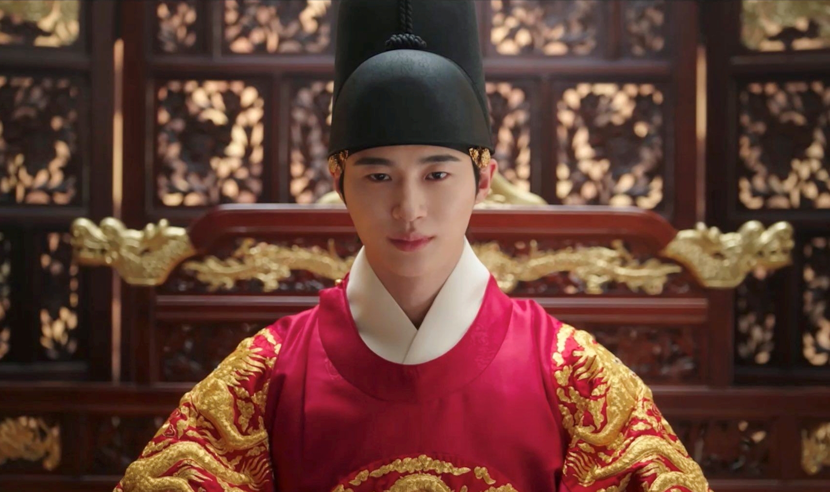 Perfect Crown tập cuối: IU - Byeon Woo Seok c&oacute; m&agrave;n lật mặt cực căng, c&ugrave;ng nhau x&oacute;a sổ ho&agrave;ng tộc- Ảnh 1.