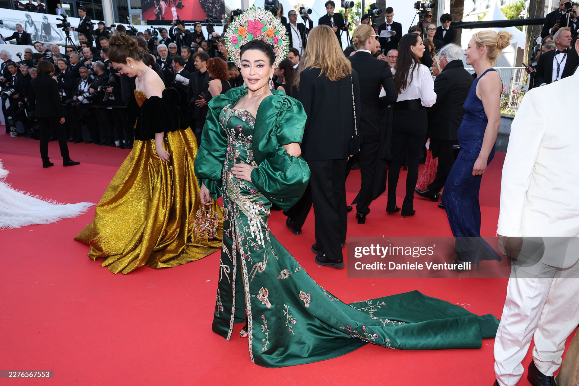 Thảm đỏ Cannes ng&agrave;y 5: "Chị đại" Chompoo Araya chiếm trọn spotlight, si&ecirc;u mẫu Nga ngang nhi&ecirc;n hở bạo phạm quy- Ảnh 36.