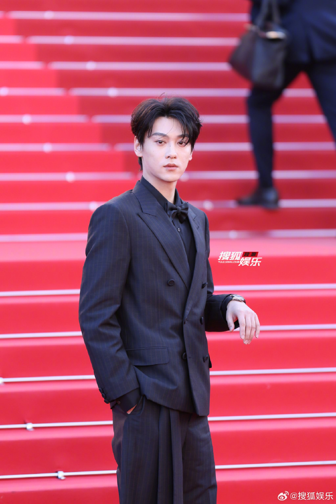 Mỹ nam "kh&oacute; coi" nhất Cannes 2026 đ&acirc;y rồi: Mặt mũi lờ đờ &aacute;nh mắt thất thần tr&ecirc;n thảm đỏ, c&agrave;ng nh&igrave;n c&agrave;ng n&oacute;ng mắt- Ảnh 4.