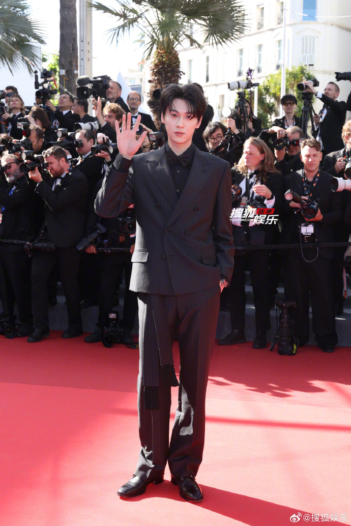Mỹ nam "kh&oacute; coi" nhất Cannes 2026 đ&acirc;y rồi: Mặt mũi lờ đờ &aacute;nh mắt thất thần tr&ecirc;n thảm đỏ, c&agrave;ng nh&igrave;n c&agrave;ng n&oacute;ng mắt- Ảnh 3.