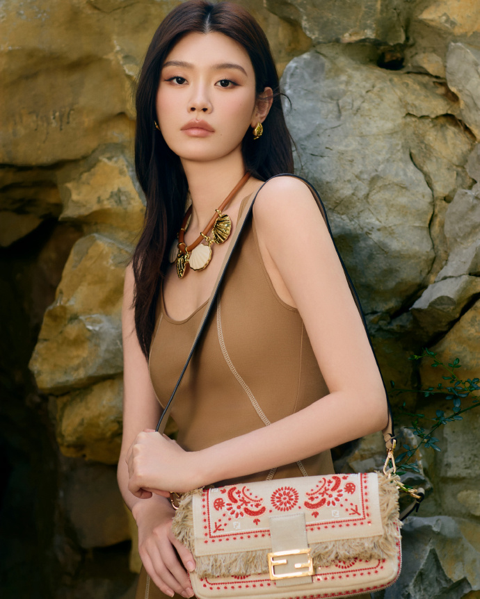 Thi&ecirc;n thần Victoria&rsquo;s Secret nhận 571 tỷ đồng, l&ecirc;n chức khủng trong gia tộc tr&ugrave;m s&ograve;ng bạc Macau sau 7 năm l&agrave;m d&acirc;u- Ảnh 1.