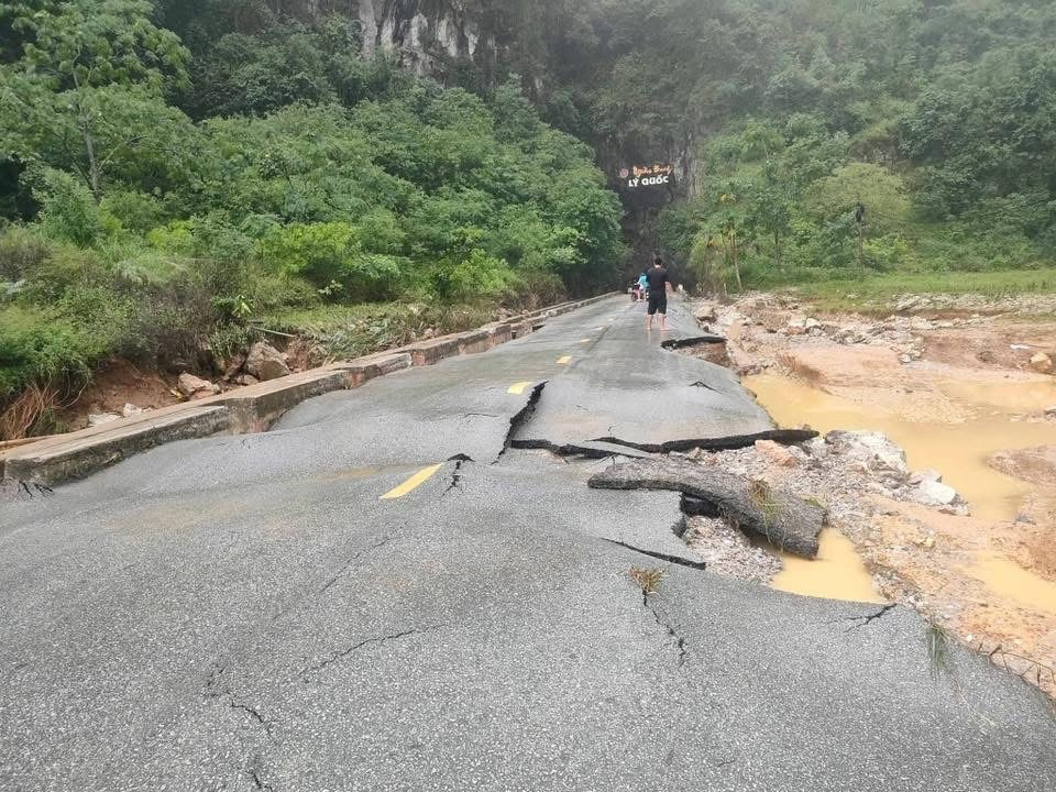 Lũ dữ qu&eacute;t qua Cao Bằng: Xe kh&aacute;ch bị "v&ograve;" n&aacute;t, cuốn tr&ocirc;i gần 100m; h&agrave;ng trăm ng&ocirc;i nh&agrave; ngập s&acirc;u- Ảnh 2.