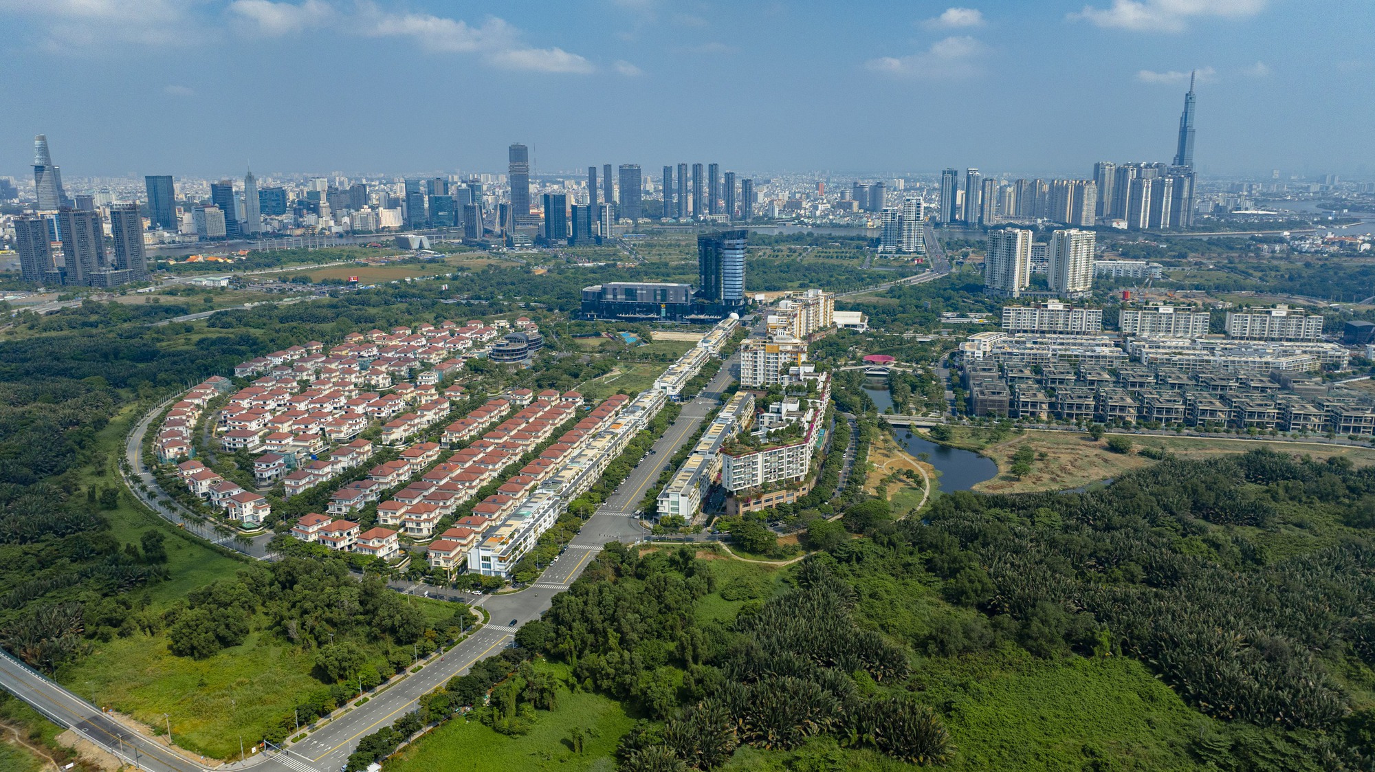 Cận cảnh những khu biệt thự chỉ d&agrave;nh cho giới nh&agrave; gi&agrave;u tại TPHCM, c&oacute; dự &aacute;n gi&aacute; l&ecirc;n đến v&agrave;i trăm tỷ mỗi căn- Ảnh 1.