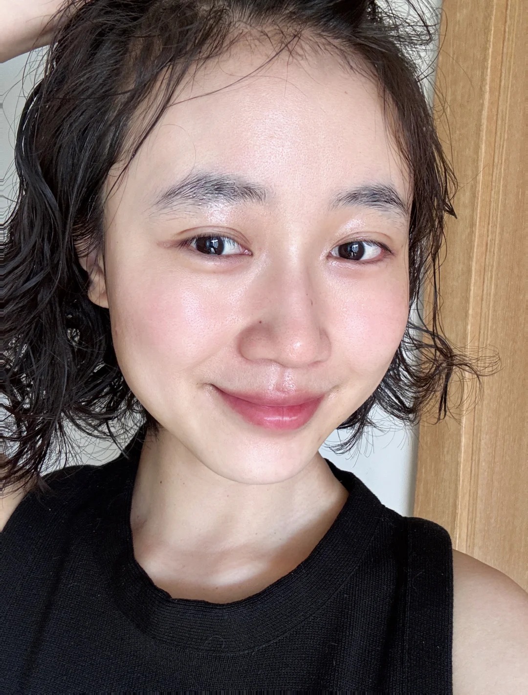 Chăm da kiểu &ldquo;b&aacute;nh mỳ kẹp&rdquo;: B&iacute; quyết gi&uacute;p da kh&ocirc; giữ ẩm l&acirc;u hơn khi ngồi điều h&ograve;a - Ảnh 4.