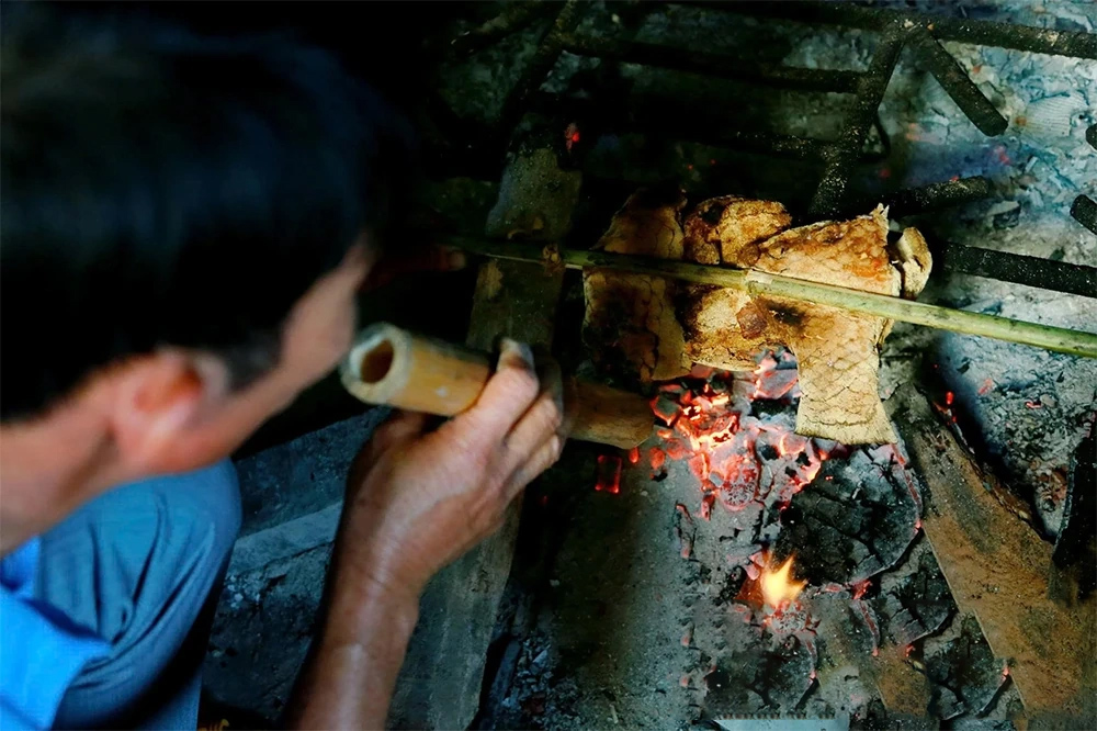 M&oacute;n c&aacute; tốn cơm l&agrave; đặc sản nổi tiếng của v&ugrave;ng qu&ecirc; đất Tổ, ăn một lần m&ecirc; tới gi&agrave; - Ảnh 7.
