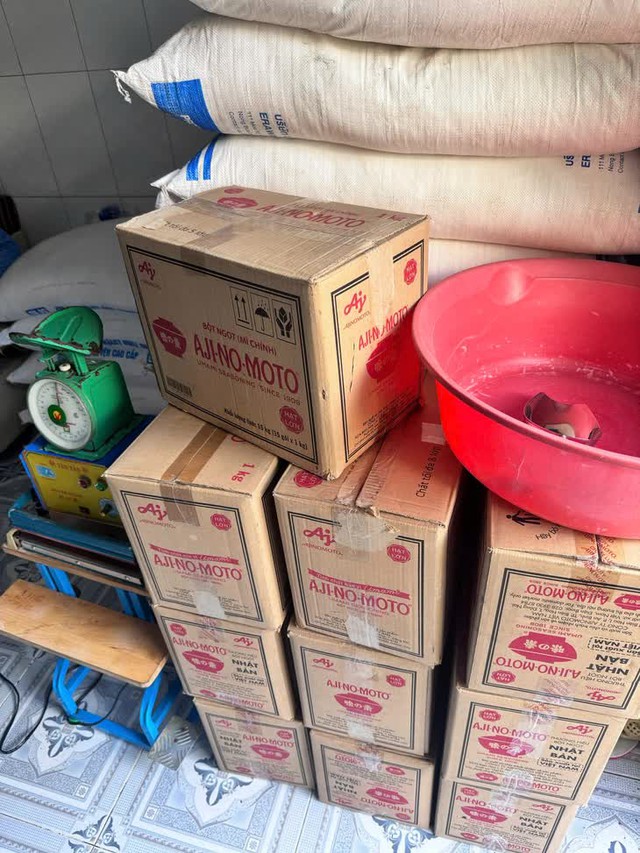 Đột k&iacute;ch một kho h&agrave;ng, c&ocirc;ng an ph&aacute;t hiện đường d&acirc;y sản xuất bột ngọt Ajinomoto giả, hơn 4 tấn đ&atilde; tuồn ra thị trường- Ảnh 4.