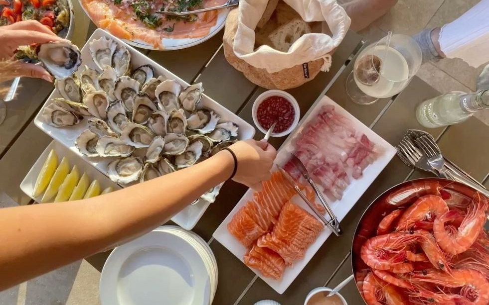 Người đ&agrave;n &ocirc;ng 40 tuổi đau bụng dữ dội sau bữa ăn no, b&aacute;c sĩ r&uacute;t ra to&agrave;n m&aacute;u đục như nước gạo, nhớt như mỡ - Ảnh 2.