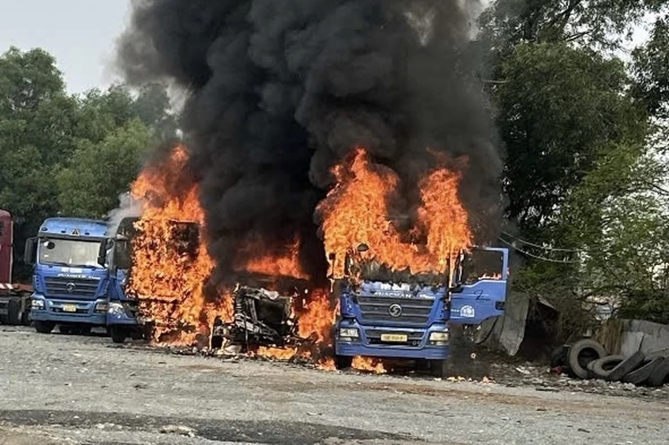 TP.HCM: Cháy lớn trong bãi xe rạng sáng, 3 xe đầu kéo bị thiêu rụi- Ảnh 1. TP.HCM: Cháy lớn trong bãi xe rạng sáng, 3 xe đầu kéo bị thiêu rụi- Ảnh 1.