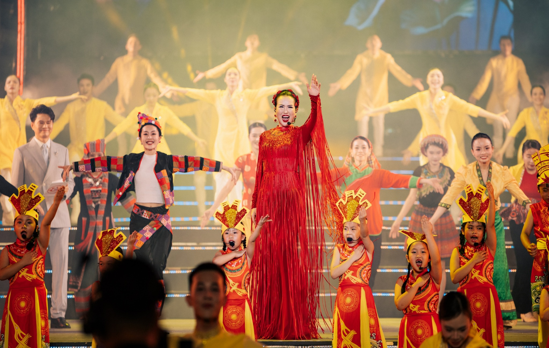 Việt Nam c&oacute; mẹ 2 con chạy show từ Nam ra Bắc mất ăn mất ngủ, chương tr&igrave;nh quốc gia n&agrave;o cũng c&oacute; mặt- Ảnh 2.