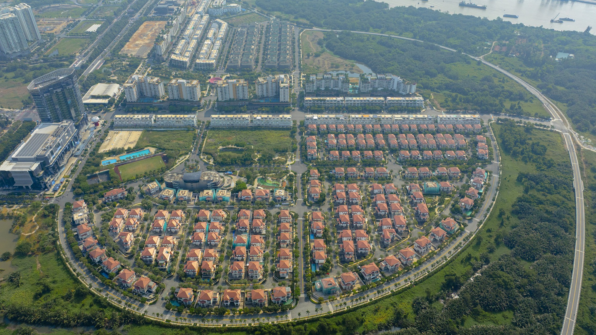 Cận cảnh những khu biệt thự chỉ d&agrave;nh cho giới nh&agrave; gi&agrave;u tại TPHCM, c&oacute; dự &aacute;n gi&aacute; l&ecirc;n đến v&agrave;i trăm tỷ mỗi căn- Ảnh 6.