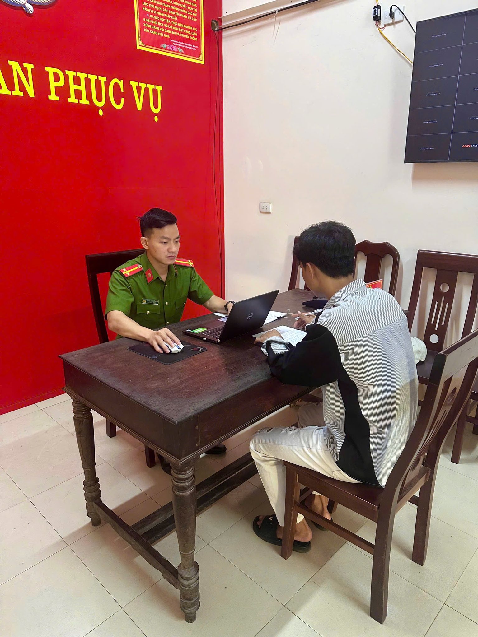 C&ocirc; g&aacute;i bị nam thanh ni&ecirc;n t&oacute;m t&oacute;c, đạp thẳng v&agrave;o đầu trong qu&aacute;n bida: H&eacute; lộ danh t&iacute;nh v&agrave; mối quan hệ &iacute;t ai ngờ giữa hai người- Ảnh 2.