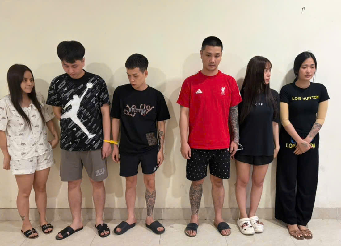 Đột k&iacute;ch ph&ograve;ng trọ tầng 2, c&ocirc;ng an ph&aacute;t hiện đĩa thủy tinh, thẻ CCCD d&iacute;nh tinh thể trắng: Nguyễn Thanh T&ugrave;ng v&agrave; 4 đối tượng bị khởi tố- Ảnh 1.