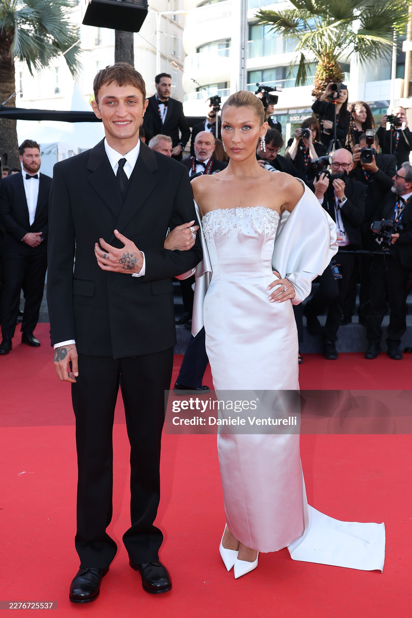 Thảm đỏ Cannes ng&agrave;y 6: "C&ocirc; d&acirc;u" Yoona đẹp chấp ống k&iacute;nh hung thần, "tr&ugrave;m hở bạo" Bella Hadid k&iacute;n đ&aacute;o bất ngờ- Ảnh 5.