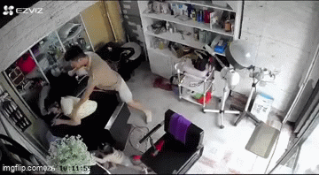 Người phụ nữ &ocirc;m trẻ nhỏ bị đ&aacute;nh đập ở H&agrave; Nội, hai anh em khai nguồn cơn- Ảnh 1.