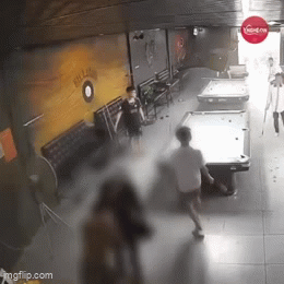 C&ocirc; g&aacute;i bị nam thanh ni&ecirc;n t&oacute;m t&oacute;c, đạp thẳng v&agrave;o đầu trong qu&aacute;n bida: H&eacute; lộ danh t&iacute;nh v&agrave; mối quan hệ &iacute;t ai ngờ giữa hai người- Ảnh 1.