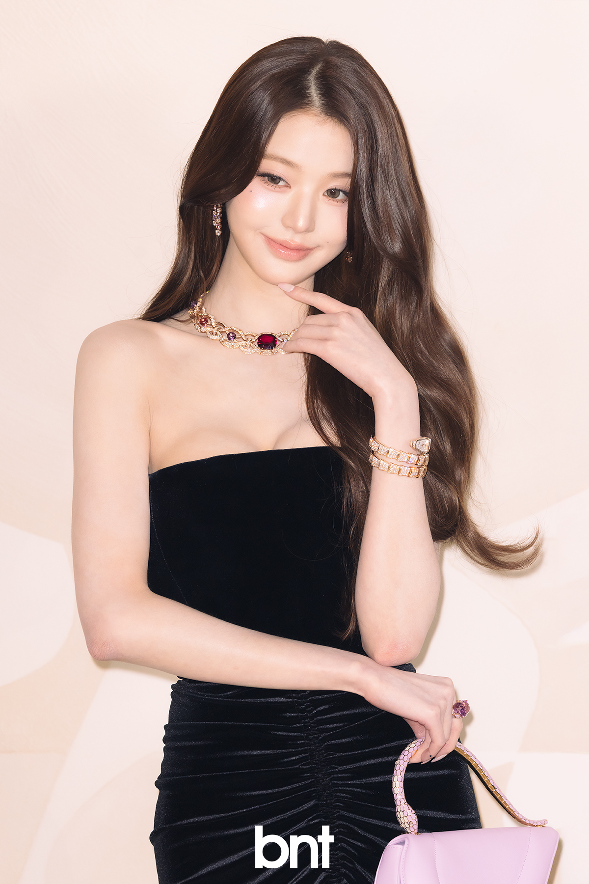 Thực hư chuyện khe ngực của "c&ocirc;ng ch&uacute;a Kpop" bị xo&aacute; sạch bởi tay BVLGARI- Ảnh 6.