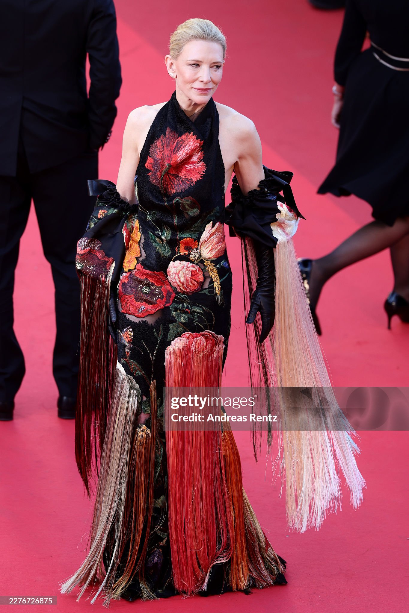 Thảm đỏ Cannes ng&agrave;y 6: "C&ocirc; d&acirc;u" Yoona đẹp chấp ống k&iacute;nh hung thần, "tr&ugrave;m hở bạo" Bella Hadid k&iacute;n đ&aacute;o bất ngờ- Ảnh 9.