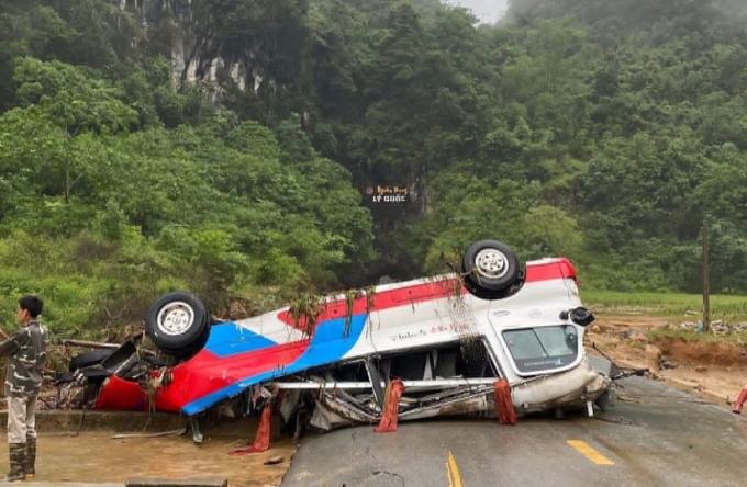 Lũ dữ qu&eacute;t qua Cao Bằng: Xe kh&aacute;ch bị "v&ograve;" n&aacute;t, cuốn tr&ocirc;i gần 100m; h&agrave;ng trăm ng&ocirc;i nh&agrave; ngập s&acirc;u- Ảnh 1.