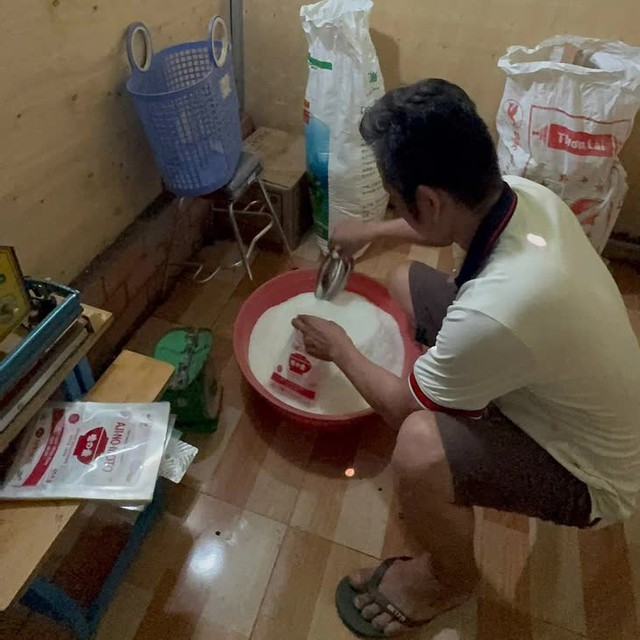 Đột k&iacute;ch một kho h&agrave;ng, c&ocirc;ng an ph&aacute;t hiện đường d&acirc;y sản xuất bột ngọt Ajinomoto giả, hơn 4 tấn đ&atilde; tuồn ra thị trường- Ảnh 1.