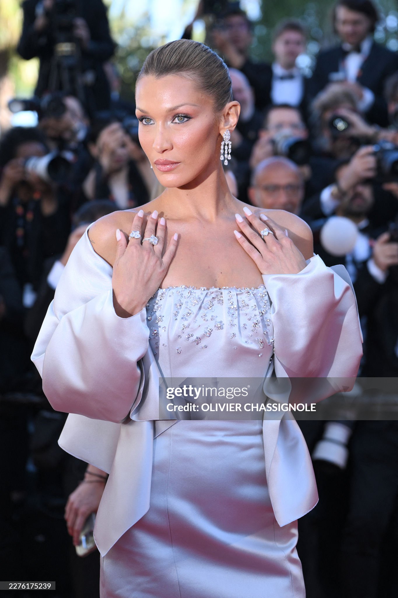 Thảm đỏ Cannes ng&agrave;y 6: "C&ocirc; d&acirc;u" Yoona đẹp chấp ống k&iacute;nh hung thần, "tr&ugrave;m hở bạo" Bella Hadid k&iacute;n đ&aacute;o bất ngờ- Ảnh 7.