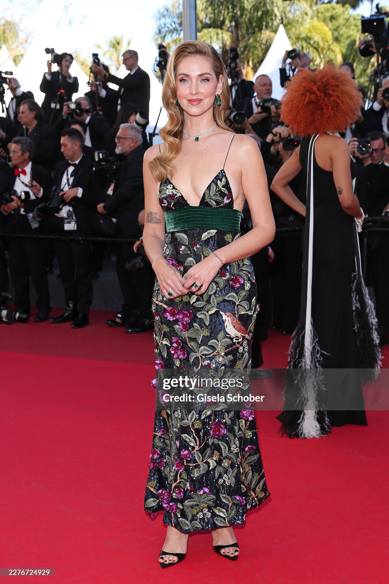 Thảm đỏ Cannes ng&agrave;y 6: "C&ocirc; d&acirc;u" Yoona đẹp chấp ống k&iacute;nh hung thần, "tr&ugrave;m hở bạo" Bella Hadid k&iacute;n đ&aacute;o bất ngờ- Ảnh 20.