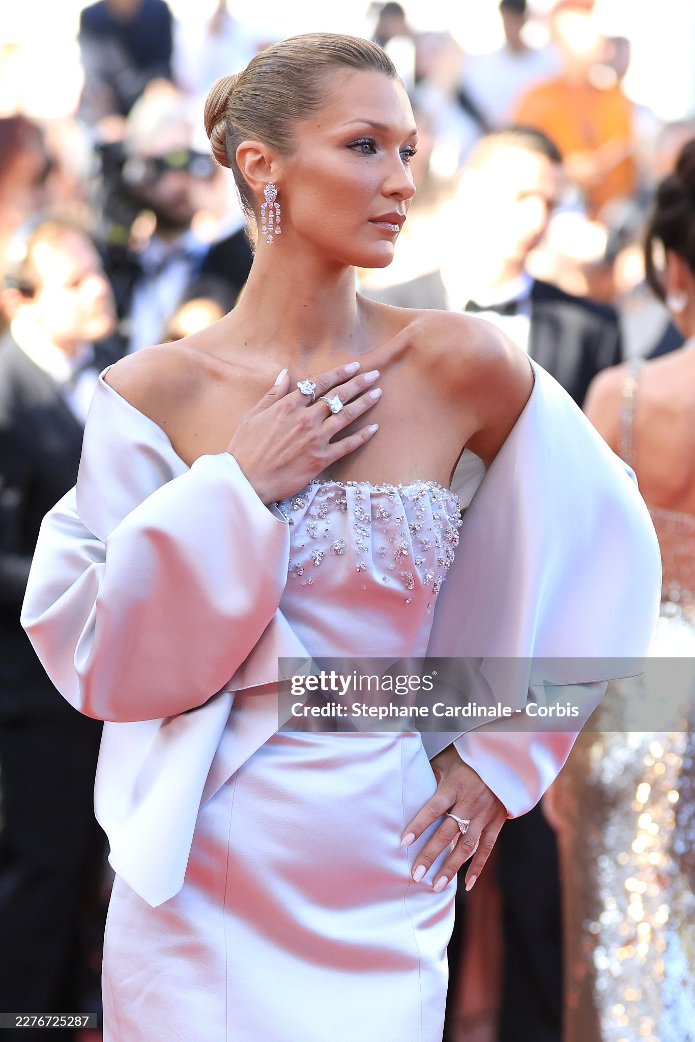 Thảm đỏ Cannes ng&agrave;y 6: "C&ocirc; d&acirc;u" Yoona đẹp chấp ống k&iacute;nh hung thần, "tr&ugrave;m hở bạo" Bella Hadid k&iacute;n đ&aacute;o bất ngờ- Ảnh 8.
