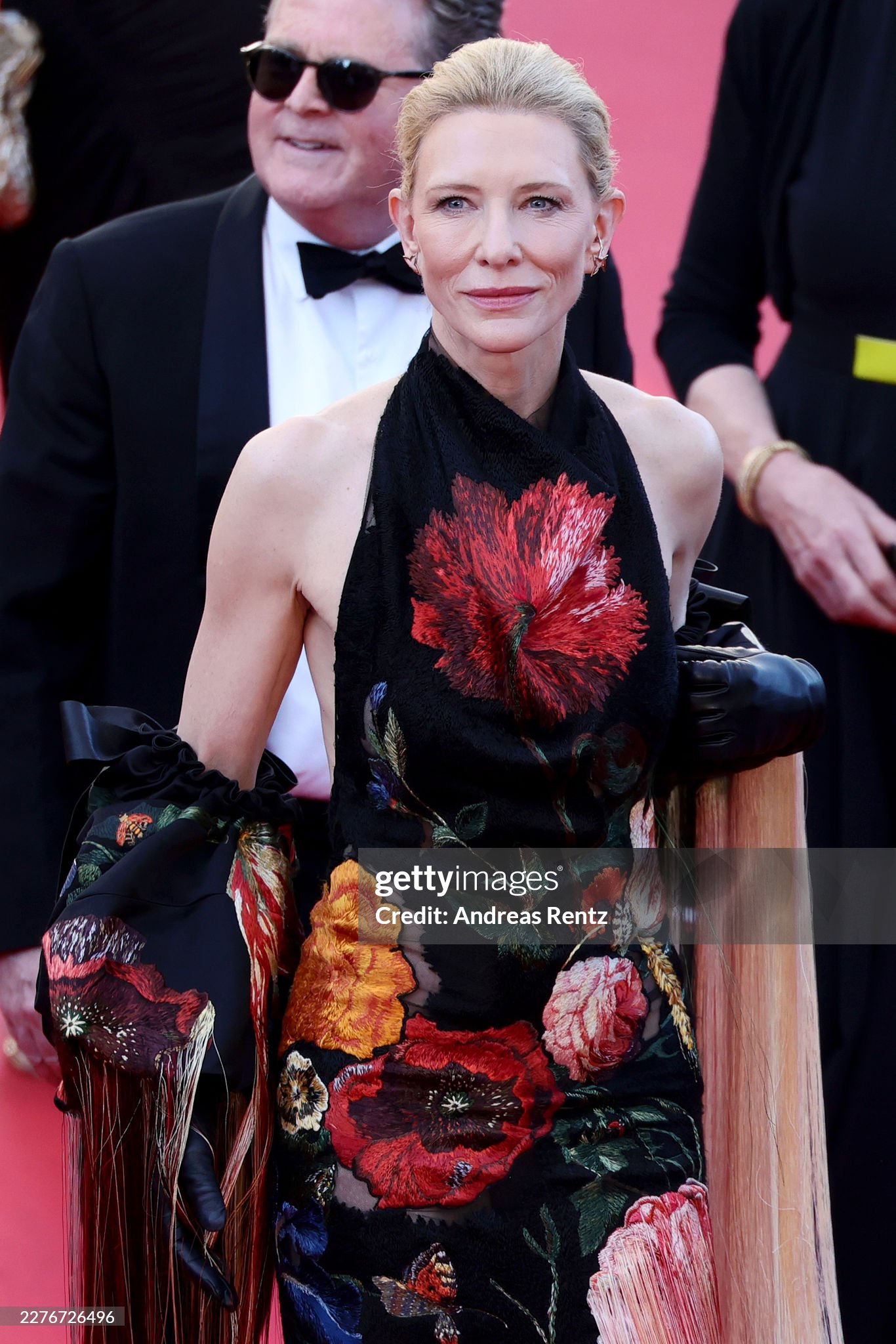 Thảm đỏ Cannes ng&agrave;y 6: "C&ocirc; d&acirc;u" Yoona đẹp chấp ống k&iacute;nh hung thần, "tr&ugrave;m hở bạo" Bella Hadid k&iacute;n đ&aacute;o bất ngờ- Ảnh 10.