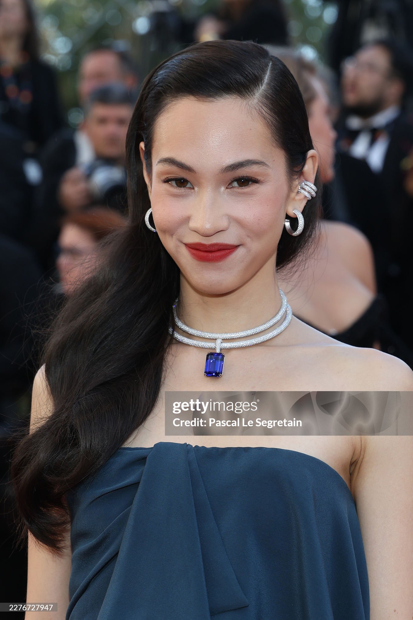 Thảm đỏ Cannes ng&agrave;y 6: "C&ocirc; d&acirc;u" Yoona đẹp chấp ống k&iacute;nh hung thần, "tr&ugrave;m hở bạo" Bella Hadid k&iacute;n đ&aacute;o bất ngờ- Ảnh 12.