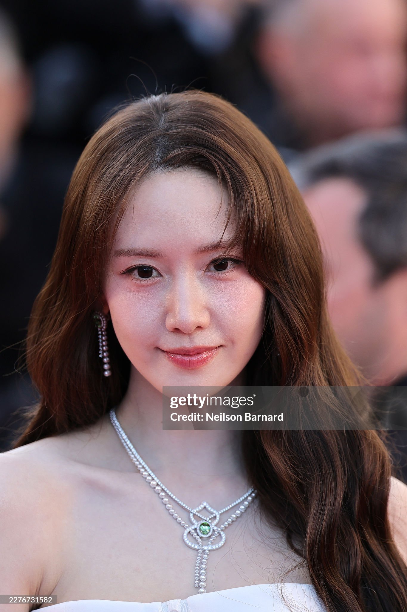 Thảm đỏ Cannes ng&agrave;y 6: "C&ocirc; d&acirc;u" Yoona đẹp chấp ống k&iacute;nh hung thần, "tr&ugrave;m hở bạo" Bella Hadid k&iacute;n đ&aacute;o bất ngờ- Ảnh 4.