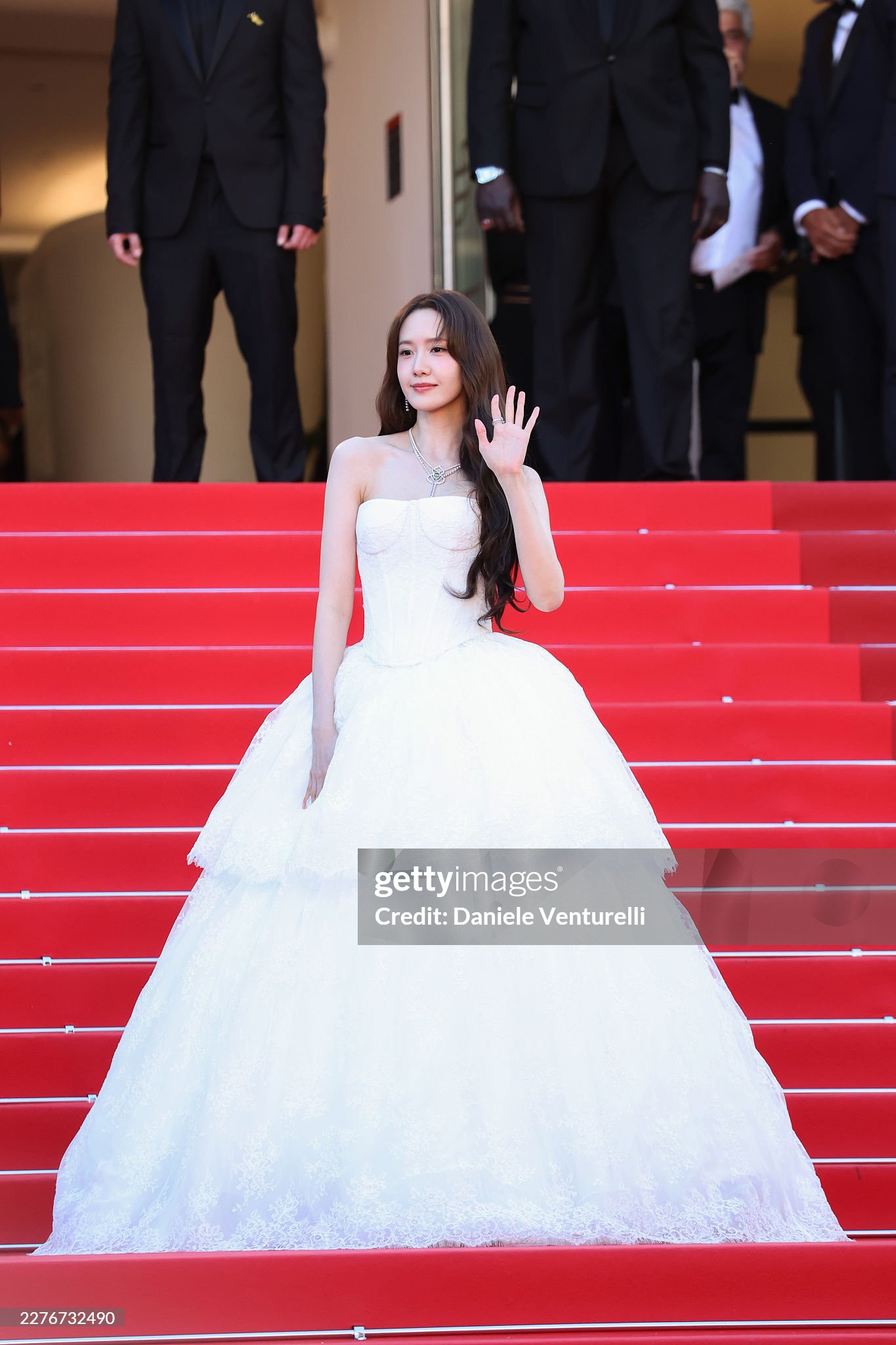 Thảm đỏ Cannes ng&agrave;y 6: "C&ocirc; d&acirc;u" Yoona đẹp chấp ống k&iacute;nh hung thần, "tr&ugrave;m hở bạo" Bella Hadid k&iacute;n đ&aacute;o bất ngờ- Ảnh 2.