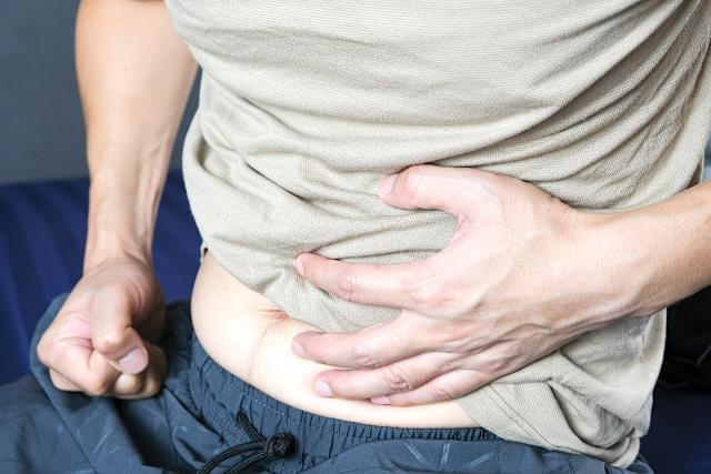 Người đ&agrave;n &ocirc;ng 40 tuổi đau bụng dữ dội sau bữa ăn no, b&aacute;c sĩ r&uacute;t ra to&agrave;n m&aacute;u đục như nước gạo, nhớt như mỡ  - Ảnh 1.