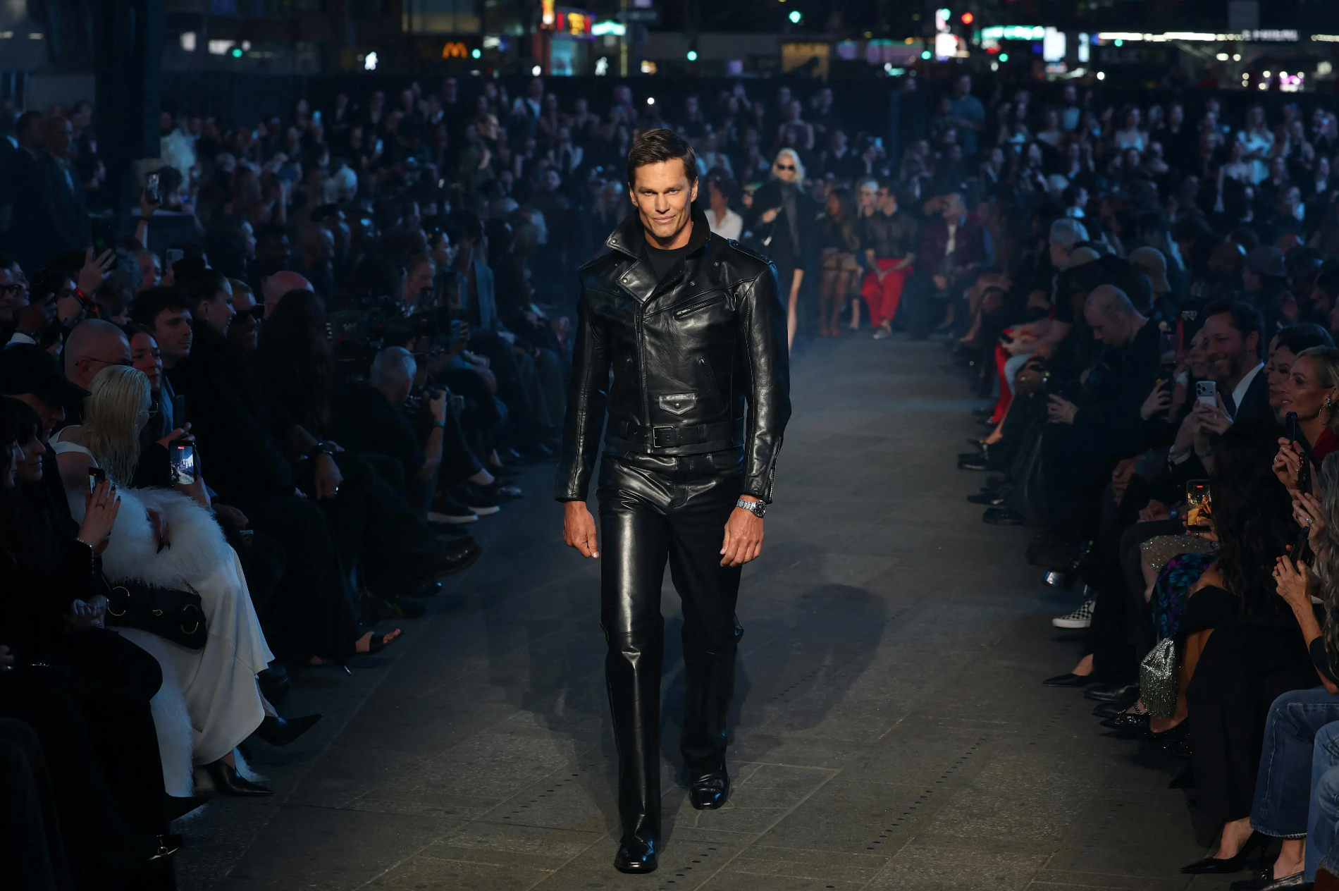 Gucci Cruise 2027: GĐST Demna l&agrave;m show diễn đẹp về h&igrave;nh thức, nhưng nội dung kh&oacute; khiến người xem h&agrave;i l&ograve;ng- Ảnh 2.