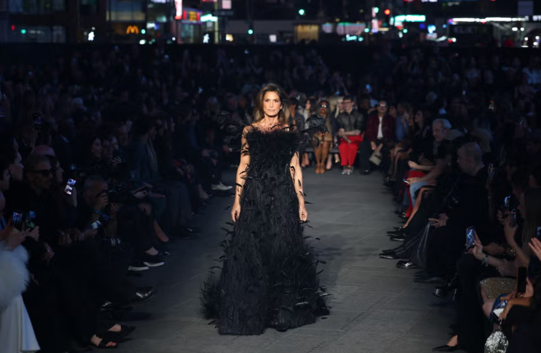 Gucci Cruise 2027: GĐST Demna l&agrave;m show diễn đẹp về h&igrave;nh thức, nhưng nội dung kh&oacute; khiến người xem h&agrave;i l&ograve;ng- Ảnh 16.