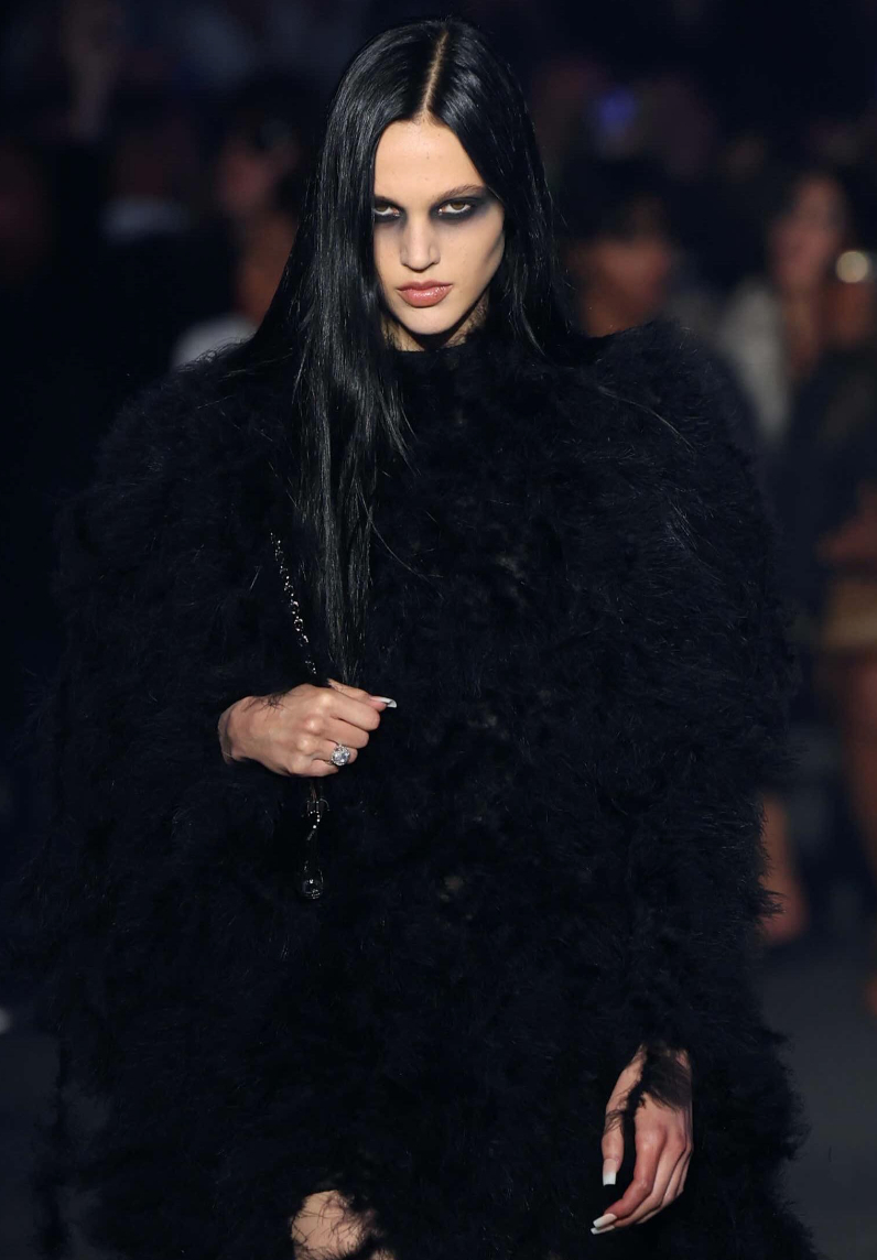 Gucci Cruise 2027: GĐST Demna l&agrave;m show diễn đẹp về h&igrave;nh thức, nhưng nội dung kh&oacute; khiến người xem h&agrave;i l&ograve;ng- Ảnh 8.