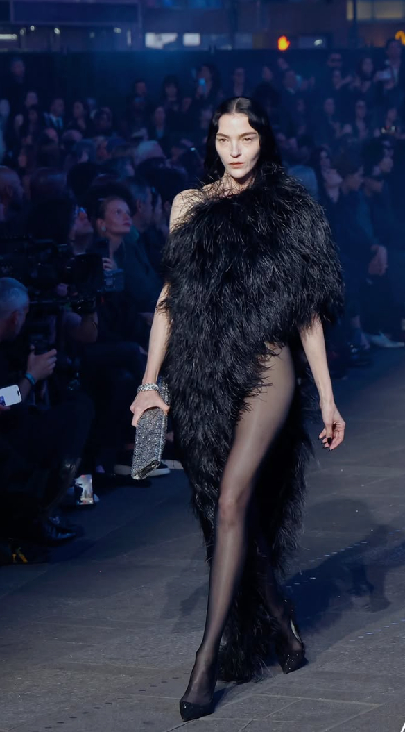 Gucci Cruise 2027: GĐST Demna l&agrave;m show diễn đẹp về h&igrave;nh thức, nhưng nội dung kh&oacute; khiến người xem h&agrave;i l&ograve;ng- Ảnh 15.