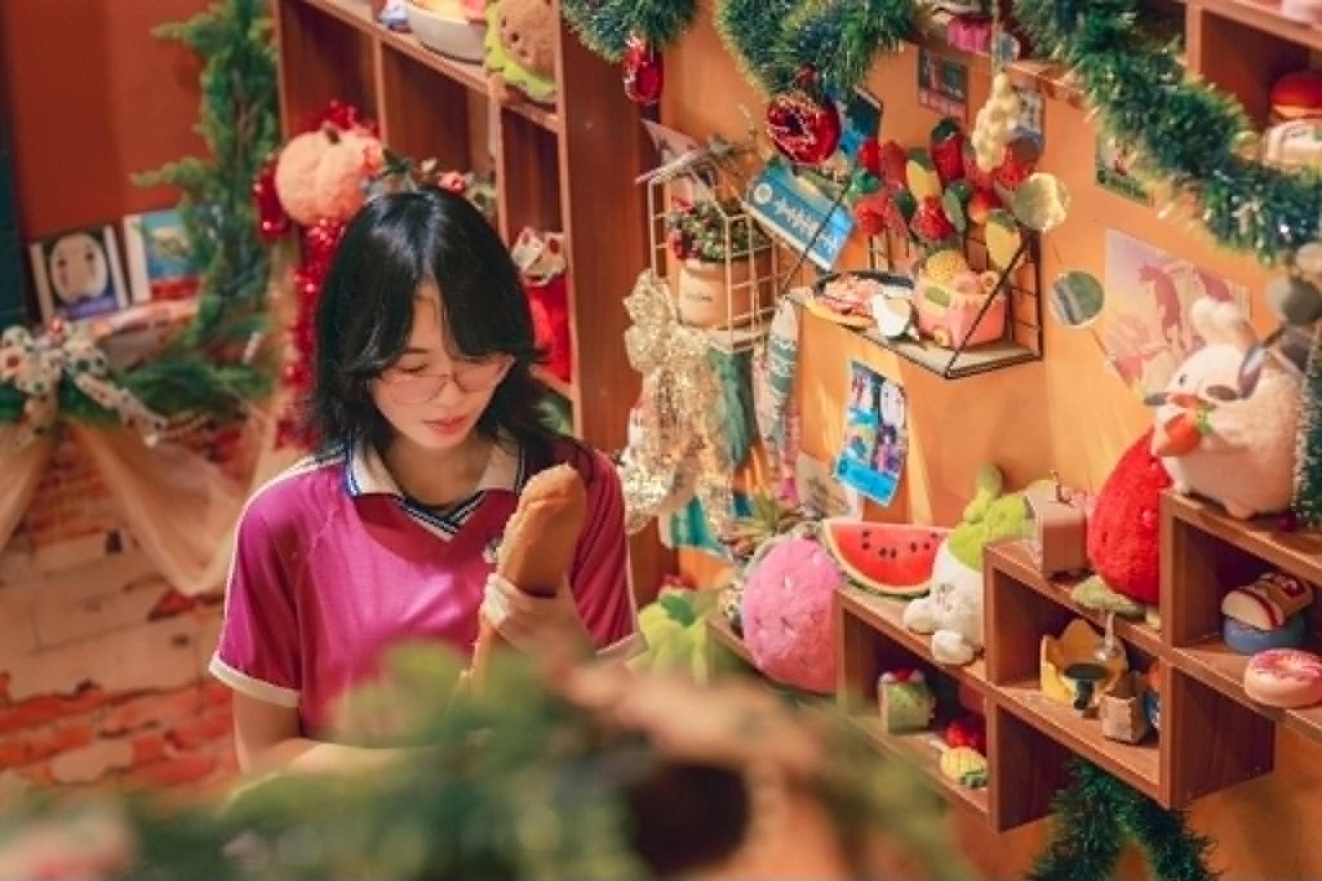 Nữ sinh lớp 12 ở Huế viral v&igrave; kh&aacute;c lạ trong bộ ảnh kỷ yếu: &ldquo;Mẹ m&igrave;nh rất sốc khi nh&igrave;n thấy makeup của m&igrave;nh" - Ảnh 13.