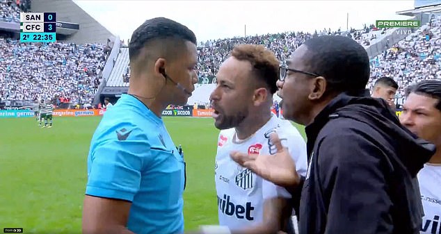 Clip Neymar nổi cơn thịnh nộ v&igrave; sai lầm kh&oacute; tin của trọng t&agrave;i  - Ảnh 1.