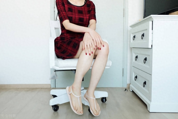 Tại sao phụ nữ kh&ocirc;ng thể ngồi t&aacute;ch hai ch&acirc;n, nhưng đ&agrave;n &ocirc;ng th&igrave; c&oacute; thể? C&acirc;u trả lời kh&ocirc;ng chỉ l&agrave; chuyện lịch sự - Ảnh 1.