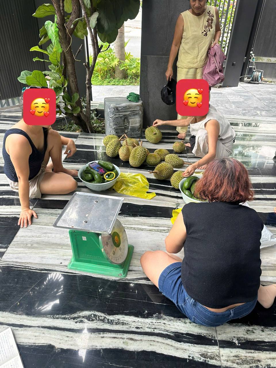 Sạp sầu ri&ecirc;ng trước biệt thự 3 mặt tiền 80 tỷ ở Ph&uacute; Mỹ Hưng g&acirc;y sốt: 2h chiều đ&atilde; hết sạch, chủ nh&agrave; vừa mừng vừa lo- Ảnh 3.
