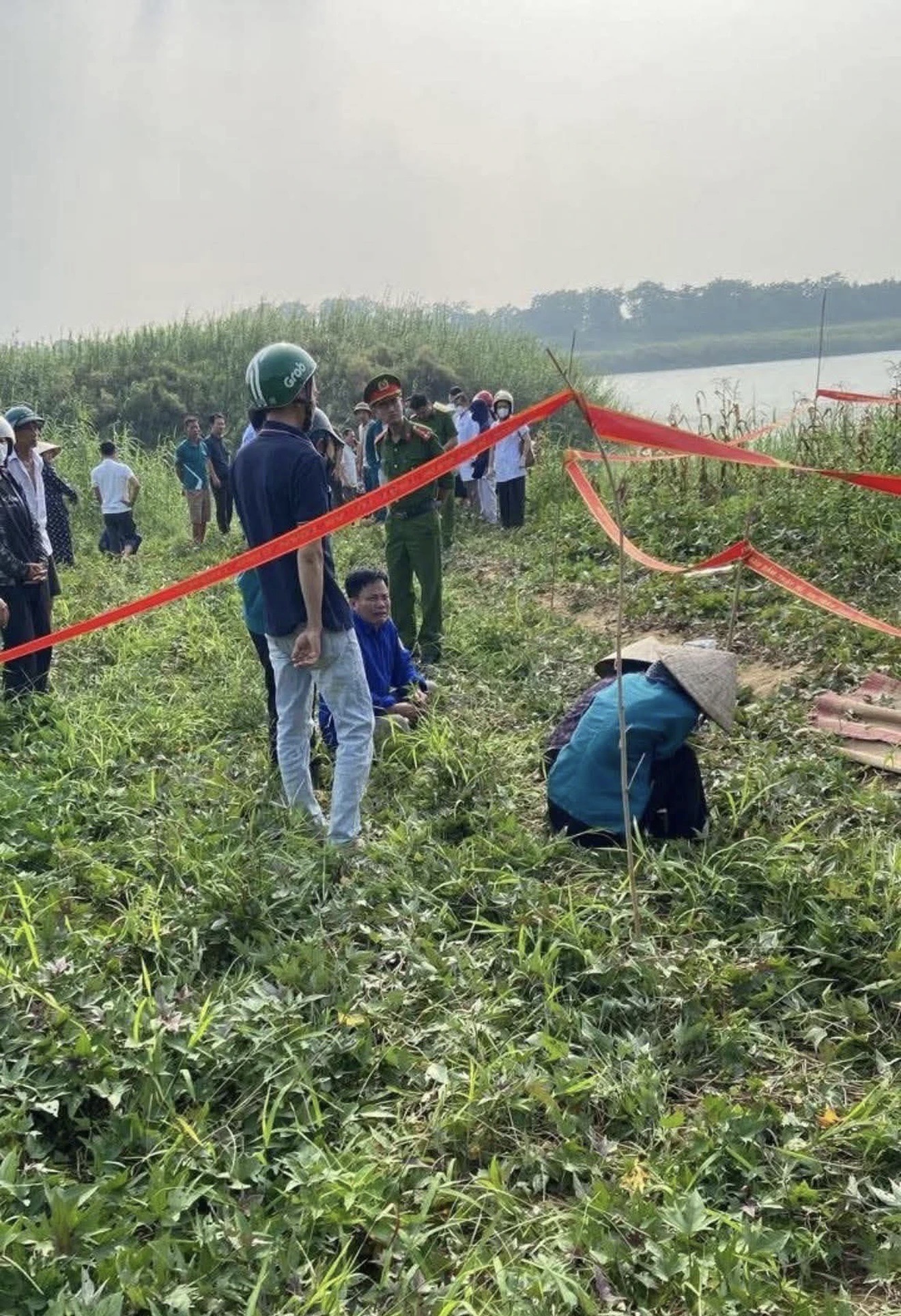 Vụ 5 học sinh đuối nước ở Ph&uacute; Thọ: Đau x&oacute;t cảnh người mẹ ng&atilde; quỵ b&ecirc;n s&ocirc;ng- Ảnh 1.