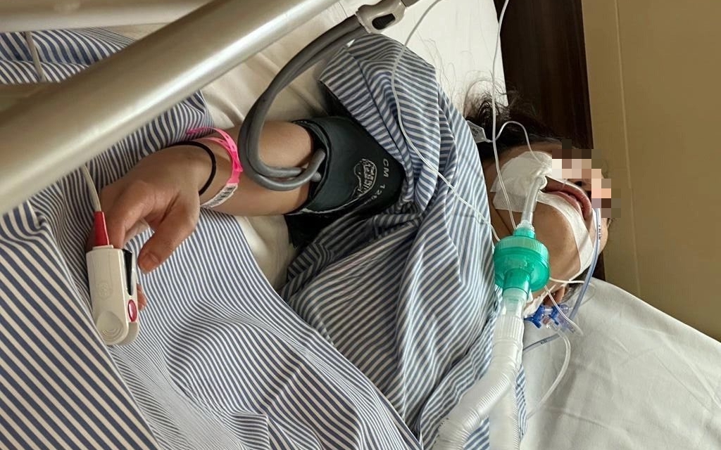 B&eacute; trai 12 tuổi thủng ruột v&igrave; loại nước người lớn c&ograve;n "m&ecirc; như điếu đổ" - Ảnh 2.