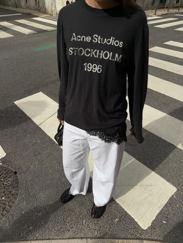 Chiếc &aacute;o d&agrave;i tay Acne Studios: Tại sao một mảnh vải mỏng in logo gi&aacute; 11 triệu lại khiến cả thế giới ph&aacute;t cuồng?- Ảnh 9.