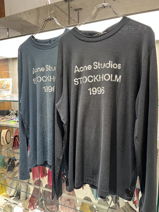 Chiếc &aacute;o d&agrave;i tay Acne Studios: Tại sao một mảnh vải mỏng in logo gi&aacute; 11 triệu lại khiến cả thế giới ph&aacute;t cuồng?- Ảnh 2.