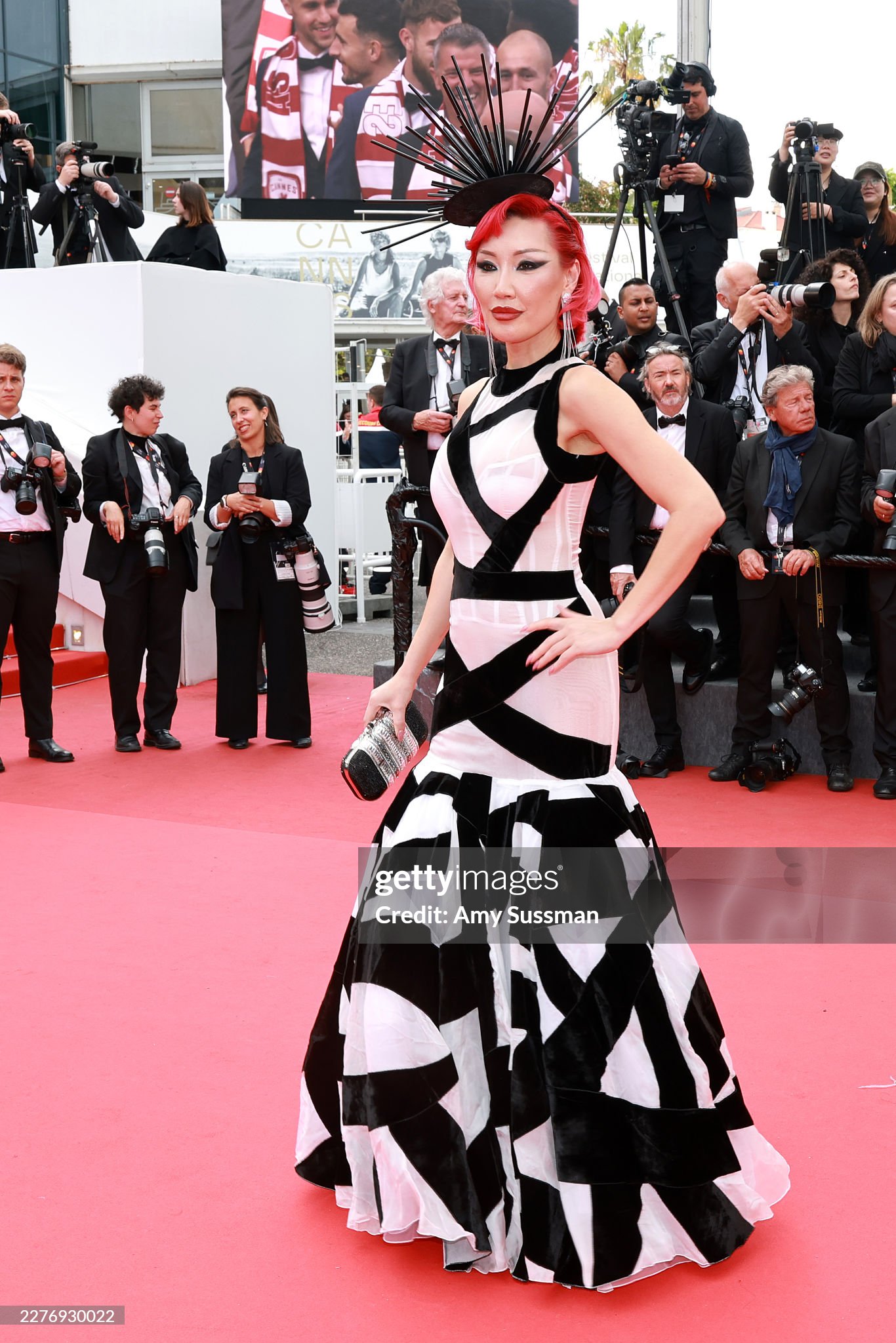 LHP Cannes ng&agrave;y 7: Vợ Ronaldo khoe body "ngồn ngộn", si&ecirc;u mẫu Coco Rocha "thị phạm" tạo d&aacute;ng ngay tr&ecirc;n thảm đỏ- Ảnh 33.
